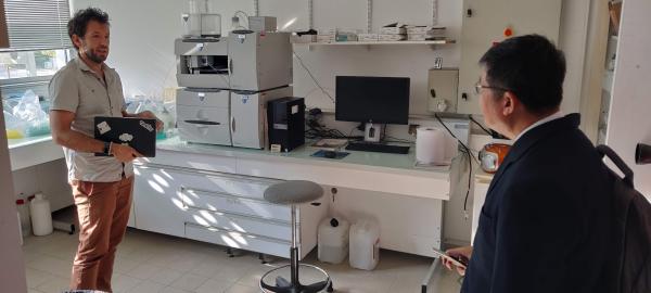 Dr. Saruth visits the CIRAD laboratories with Adrien Servent (UMR QUALISUD)